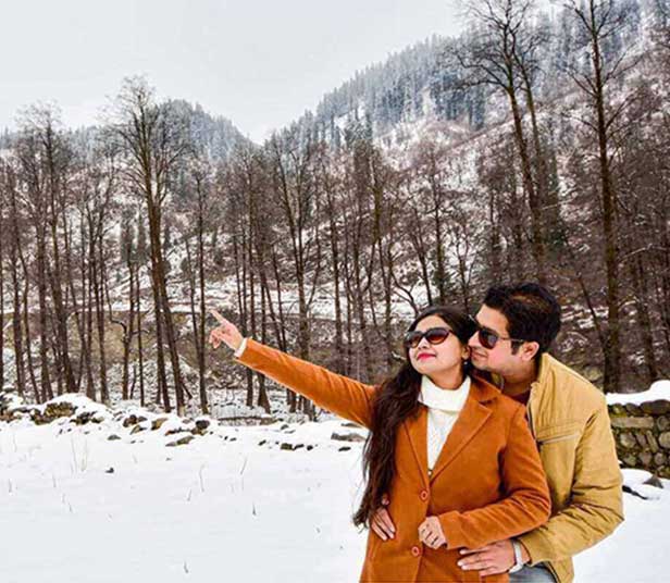 Couple pic on Manali Honeymoon Packages