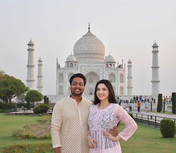 couple front of Taj Mahal