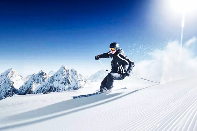 Skiing in winter in Kufri
